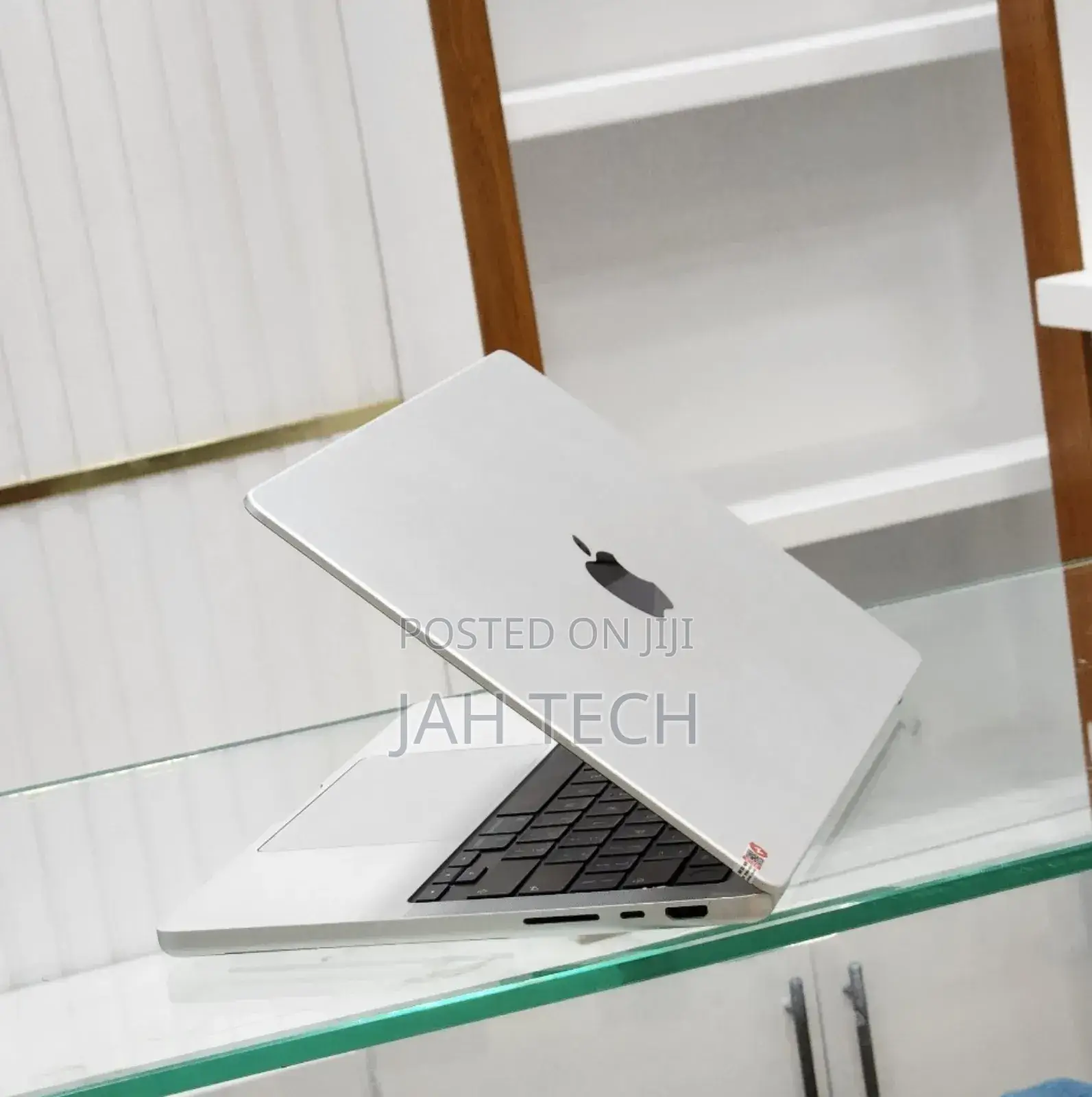 New Apple MacBook Pro 2023 M3 14-Inch 18GB Apple M3 Pro SSD 512GB