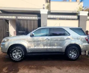 Toyota Fortuner 2010 Silver