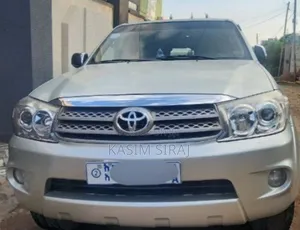 Toyota Fortuner 2.7 AWD 2010 Gold