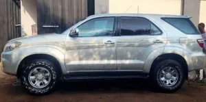 Toyota Fortuner 2.7 AWD 2010 Gold