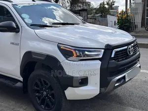 Toyota Hilux 2022 White