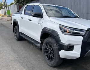 Toyota Hilux 2022 White