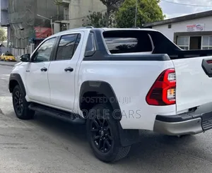 Toyota Hilux 2022 White