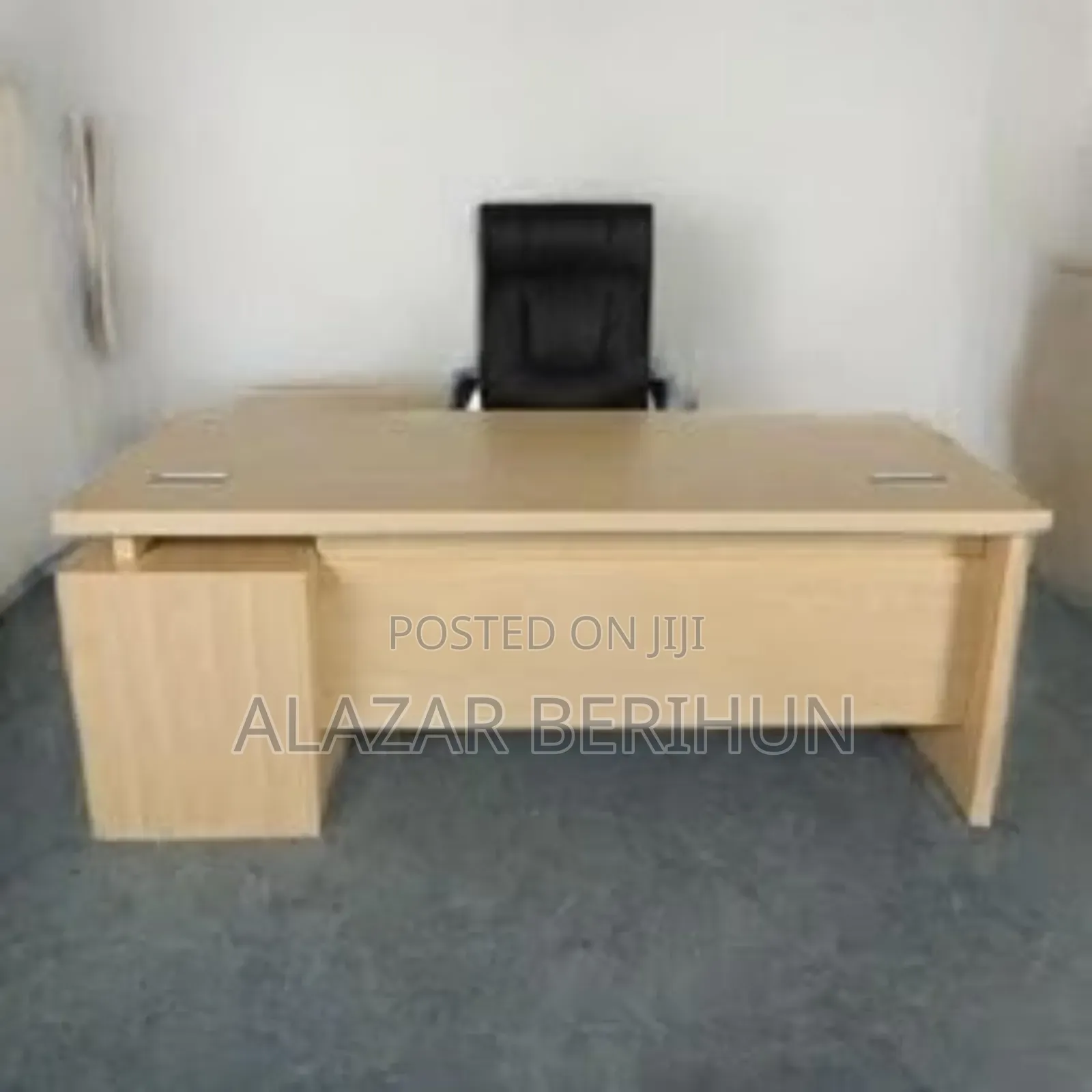 Best Office Table With Relaxed Leather Chair