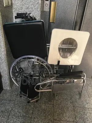 Sleeping Commode Wheelchair膝對and the Chair’S Seat. A Dual Braking
