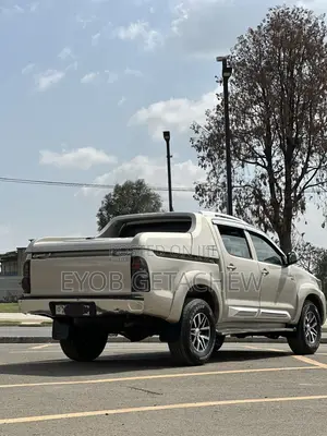 Toyota Hilux 2015 Gold