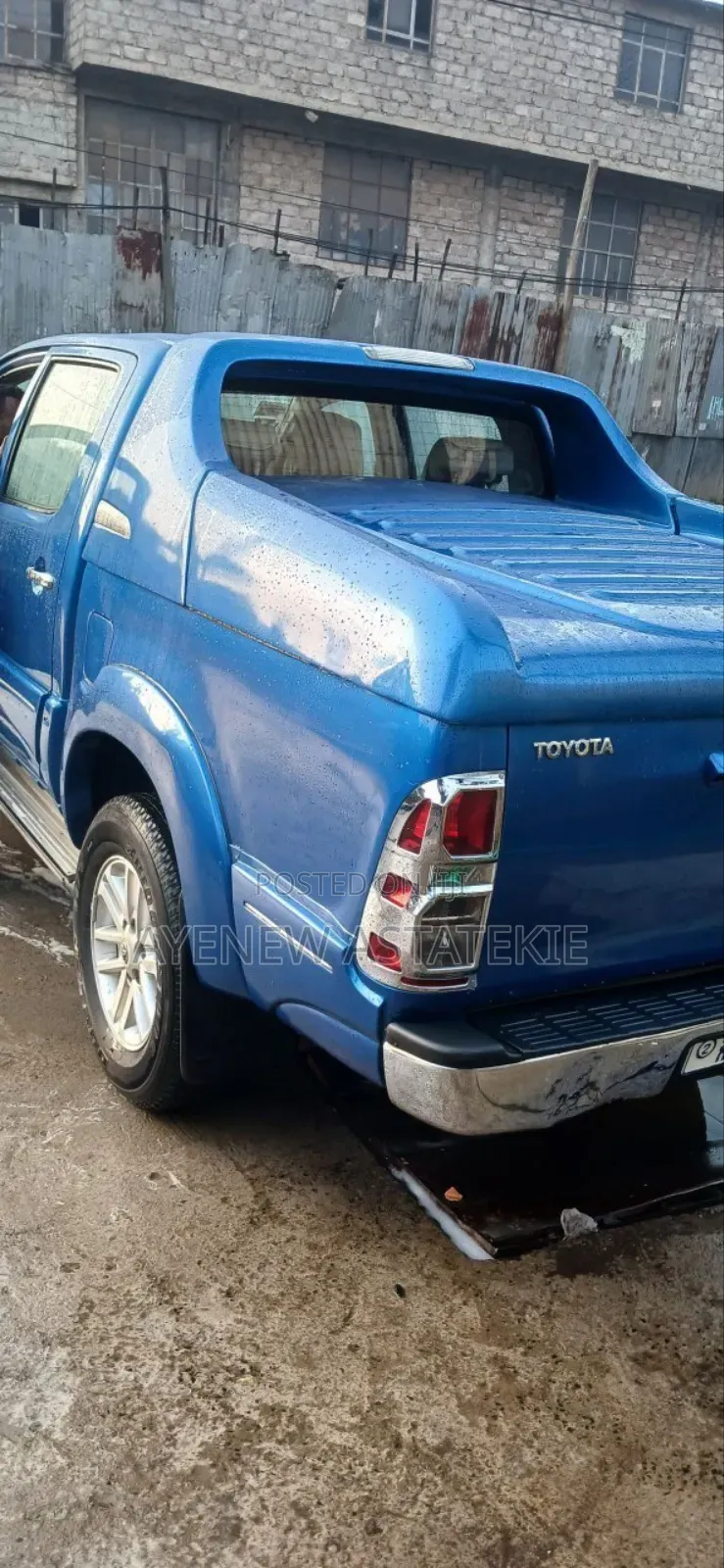 Toyota Hilux 2015 Blue