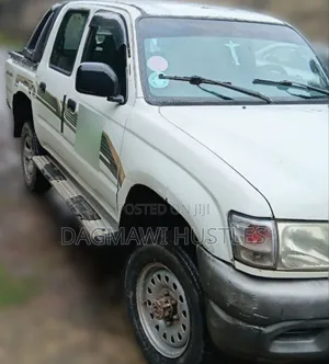 Toyota Hilux 2001 White