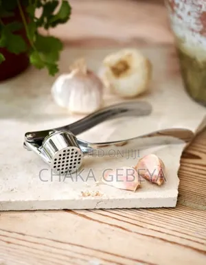 Minc Garlic in Seconds! Strong Metal Garlic Crusher for Cooking