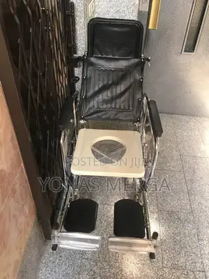 Toilet Multifunctional Wheelchair啓叉built-in Commode for Hygiene Needs.