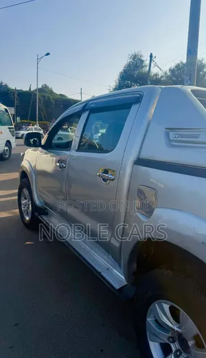 Toyota Hilux 2012 Gold