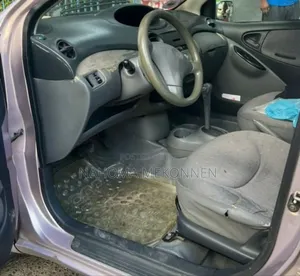 Toyota Vitz 2000 Pink