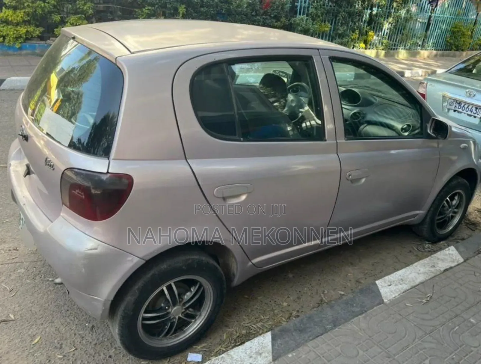 Toyota Vitz 2000 Pink