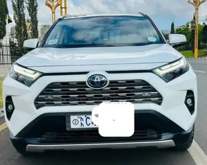 Toyota RAV4 Hybrid 2024 White