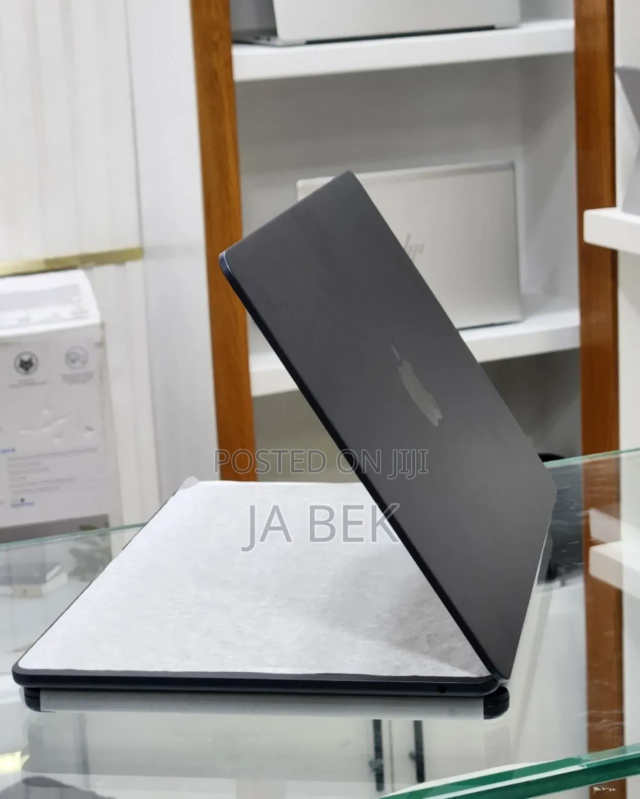 New Laptop Apple MacBook Pro 2024 M4 14-Inch 16GB Apple M4 SSD 256GB