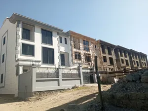 5bdrm Townhouse/Terrace In Metro, Bole For Sale