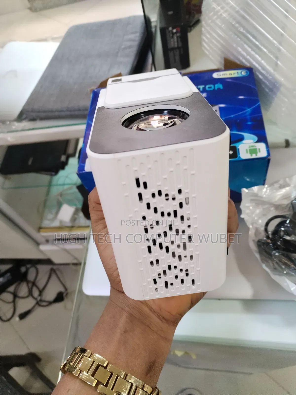 Borrego T6 Ultra Hd Android Projector • Projection Size: Abou