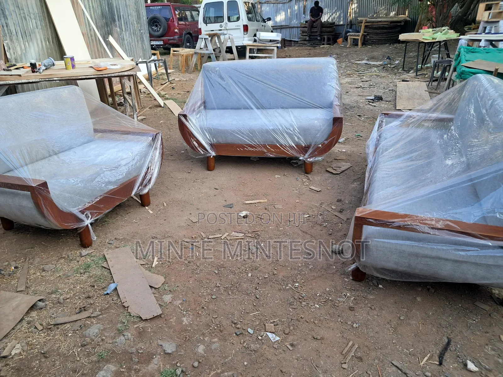 እብድ እብድ ያሉ የዋንዛ Sofaዎችን ሲፈልጉ Helloo ይበሉን