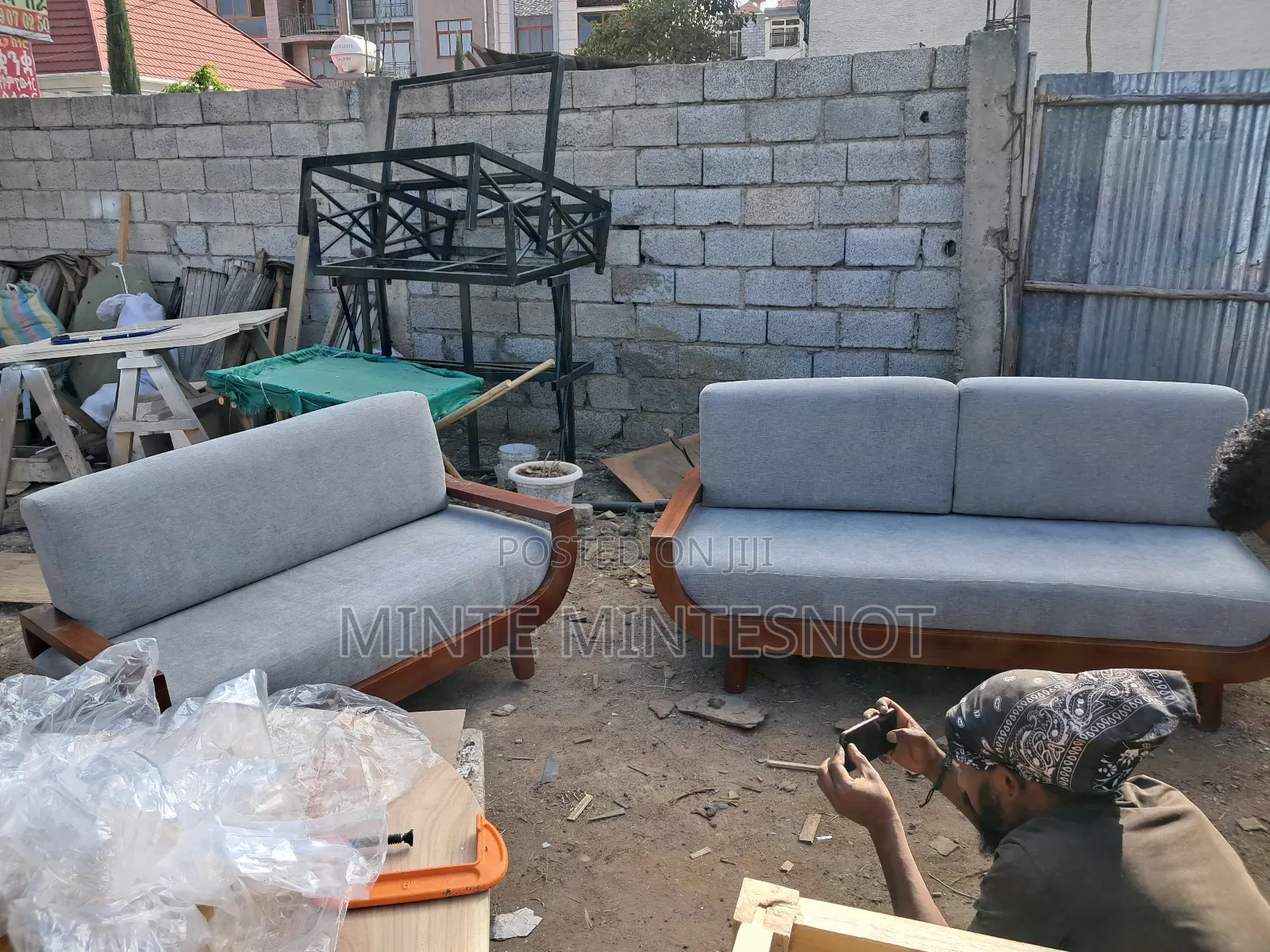 እብድ እብድ ያሉ የዋንዛ Sofaዎችን ሲፈልጉ Helloo ይበሉን