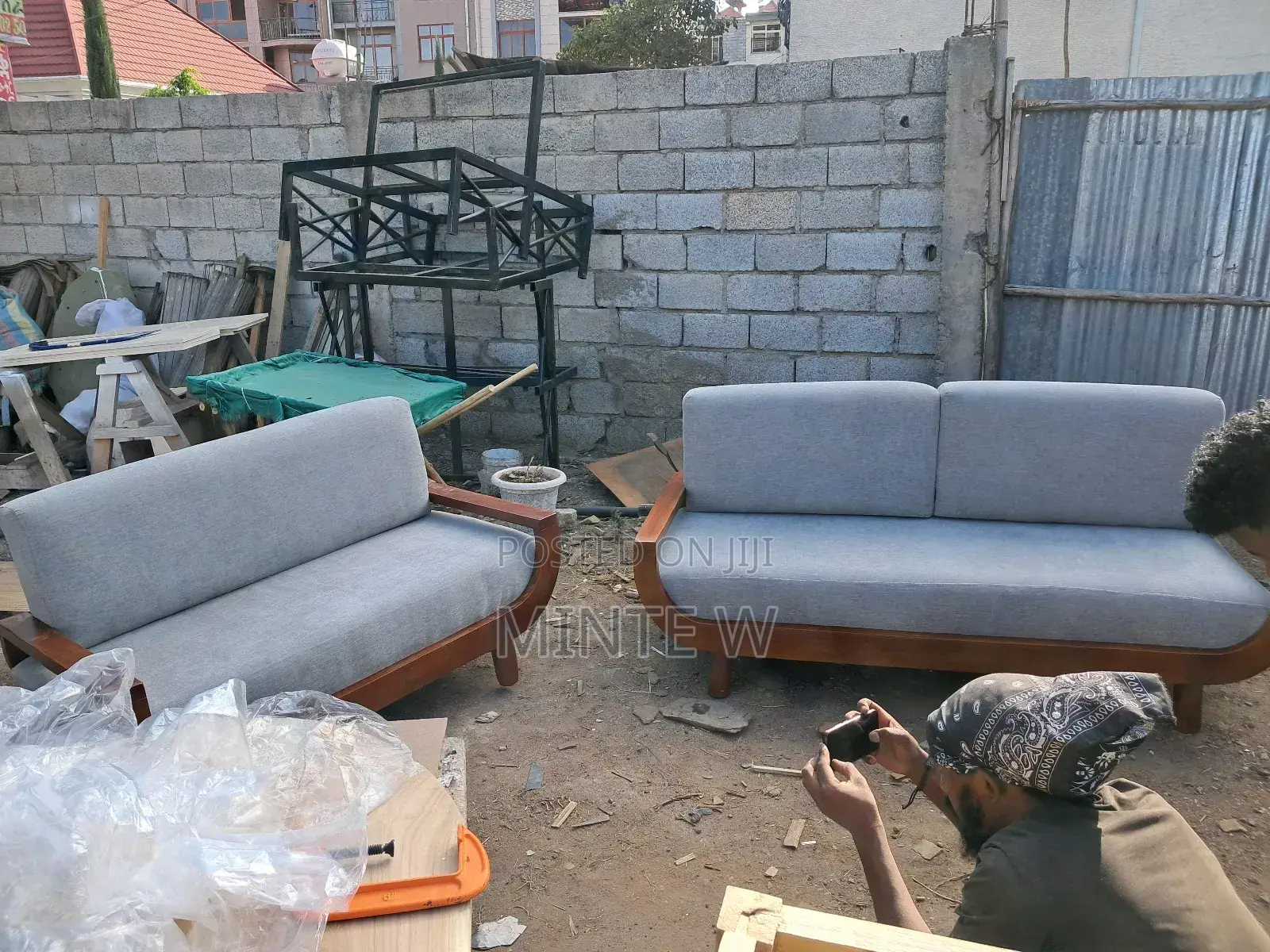 እብድ እብድ ያሉ የዋንዛ Sofaዎችን ሲፈልጉ Helloo ይበሉን