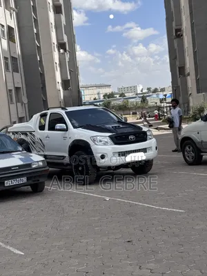Toyota Hilux 2.5 D-4D 4X4 SRX 2011 White