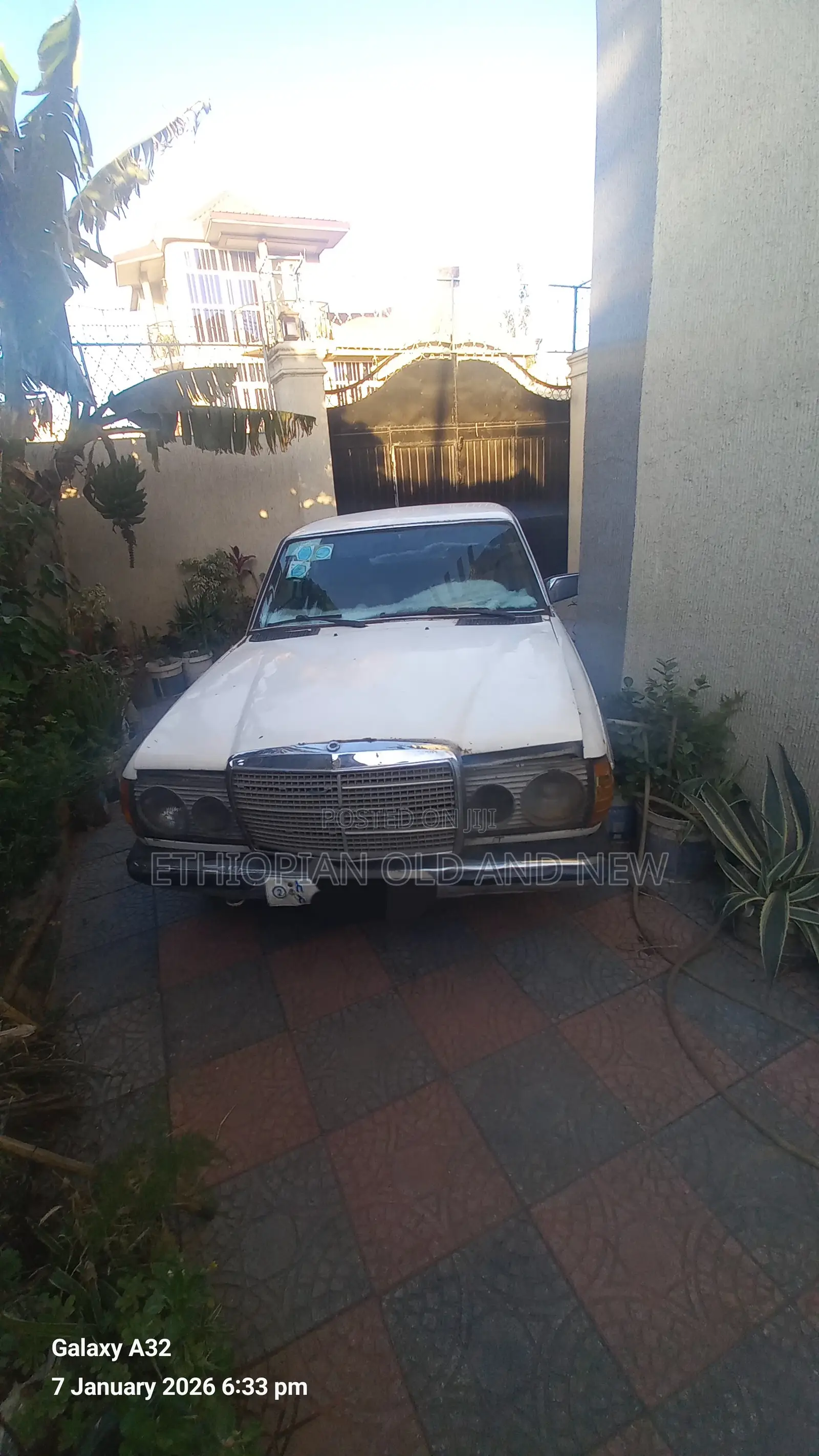 Mercedes-Benz 200 1982 White