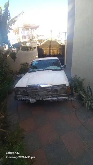 Mercedes-Benz 200 1982 White