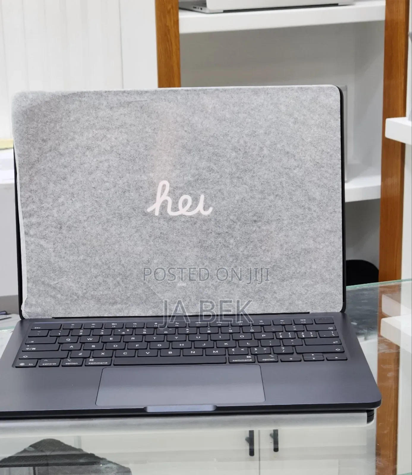 New Laptop Apple MacBook Air 2025 M4 13-Inch 16GB Apple M4 SSD 256GB