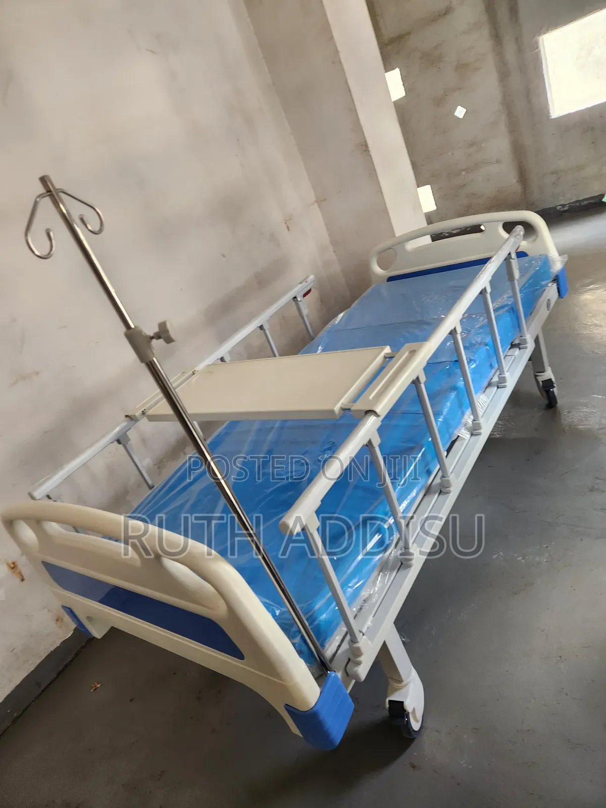 Hospital Bed Two Functional ከእግሩ እና ከጭንቅላቱ ከፍ የሚል የሆስፒታሉ አልጋ ከነ ፍራሹ
