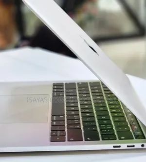 New Laptop Apple MacBook 2018 8GB Intel Core I5 SSD 256GB