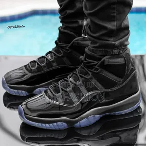 Air Jordan 11retro Cap Gown