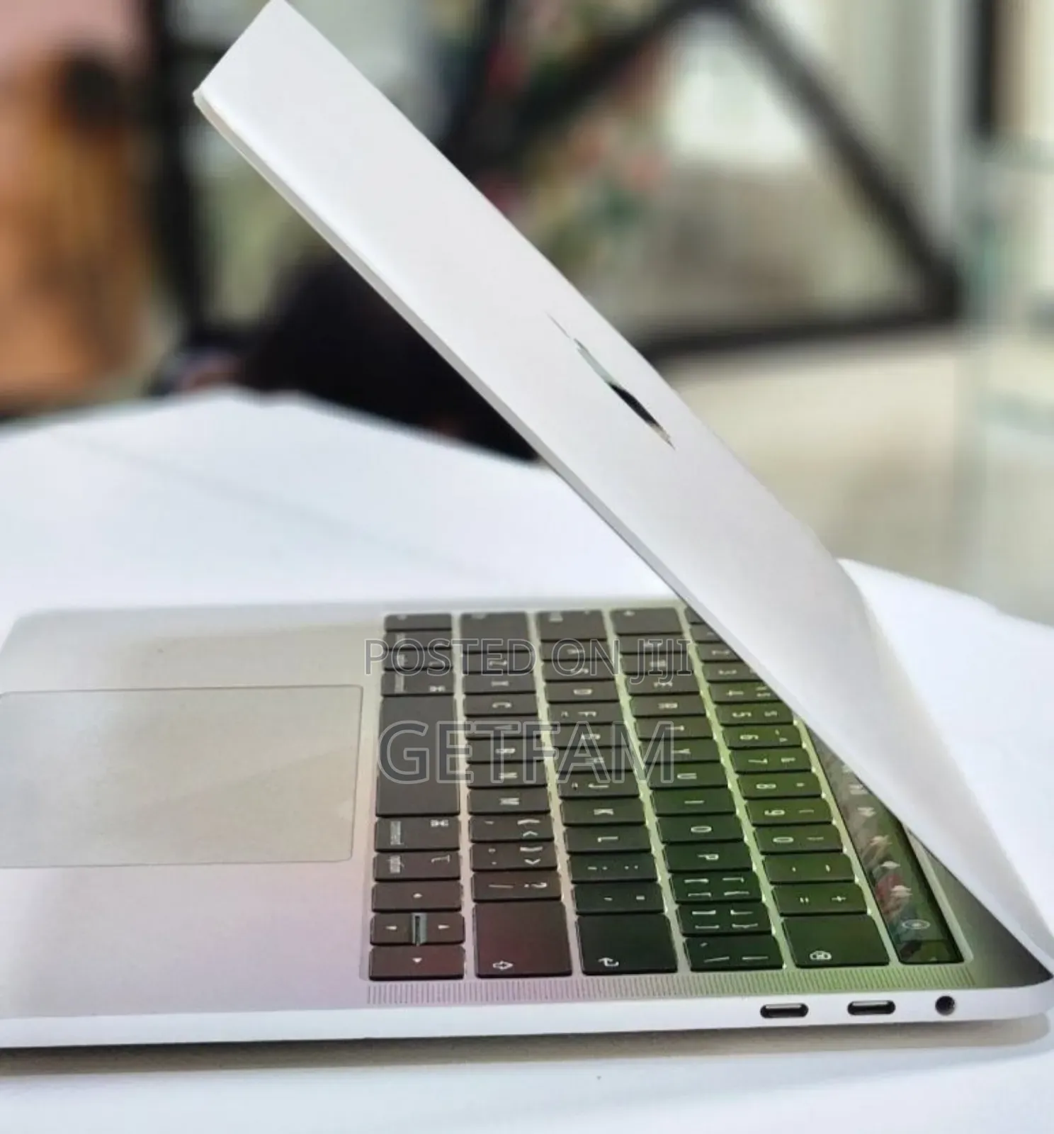 New Laptop Apple MacBook 2018 8GB Intel Core I5 SSD 256GB