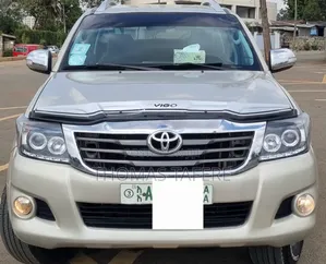 Toyota Hilux 2014 Gold