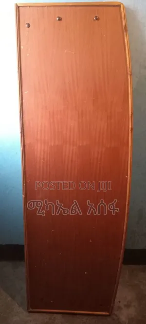አልጋ 1x80 ከጠንካራ እንጨት የተሰራ