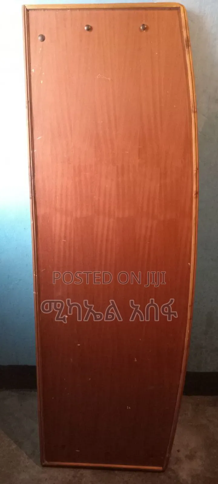 አልጋ 1x80 ከጠንካራ እንጨት የተሰራ