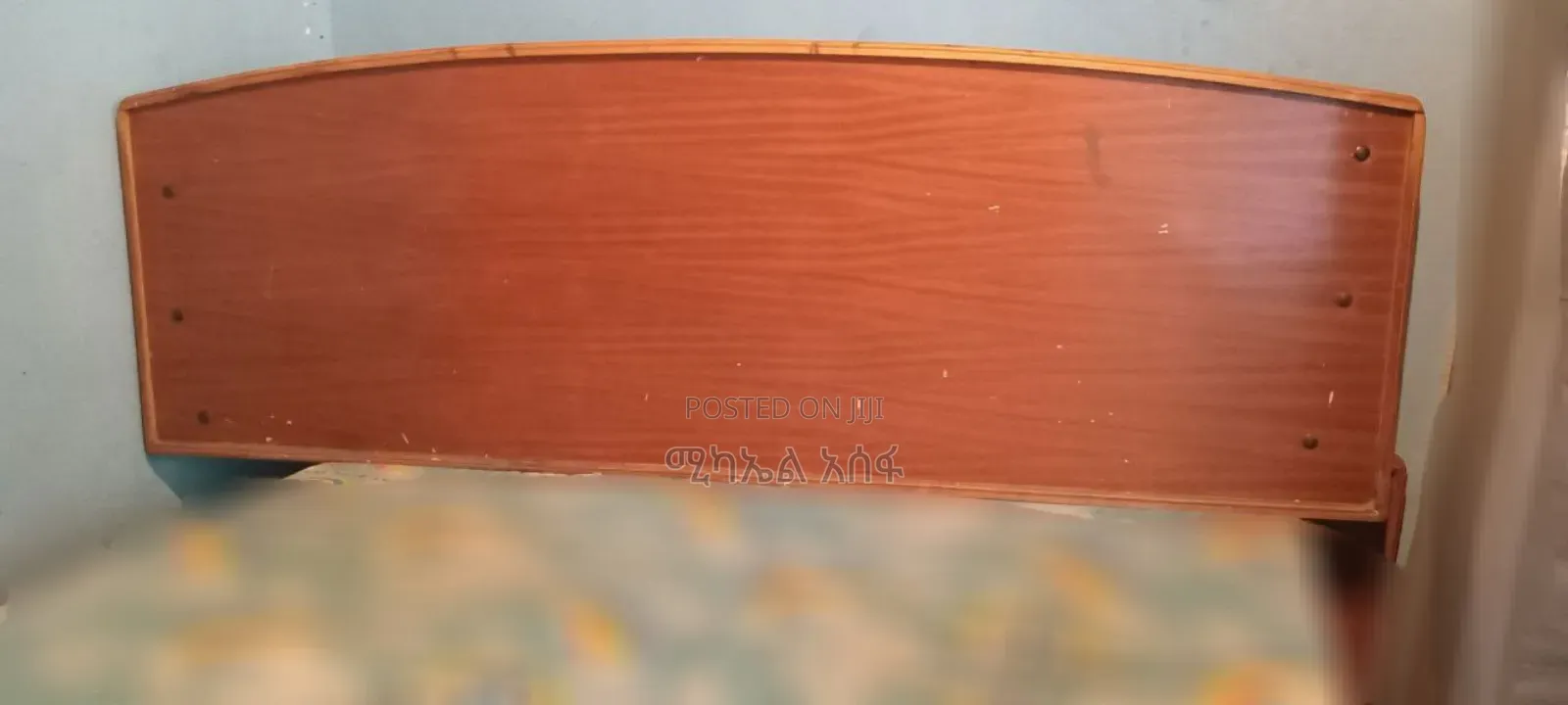 አልጋ 1x80 ከጠንካራ እንጨት የተሰራ