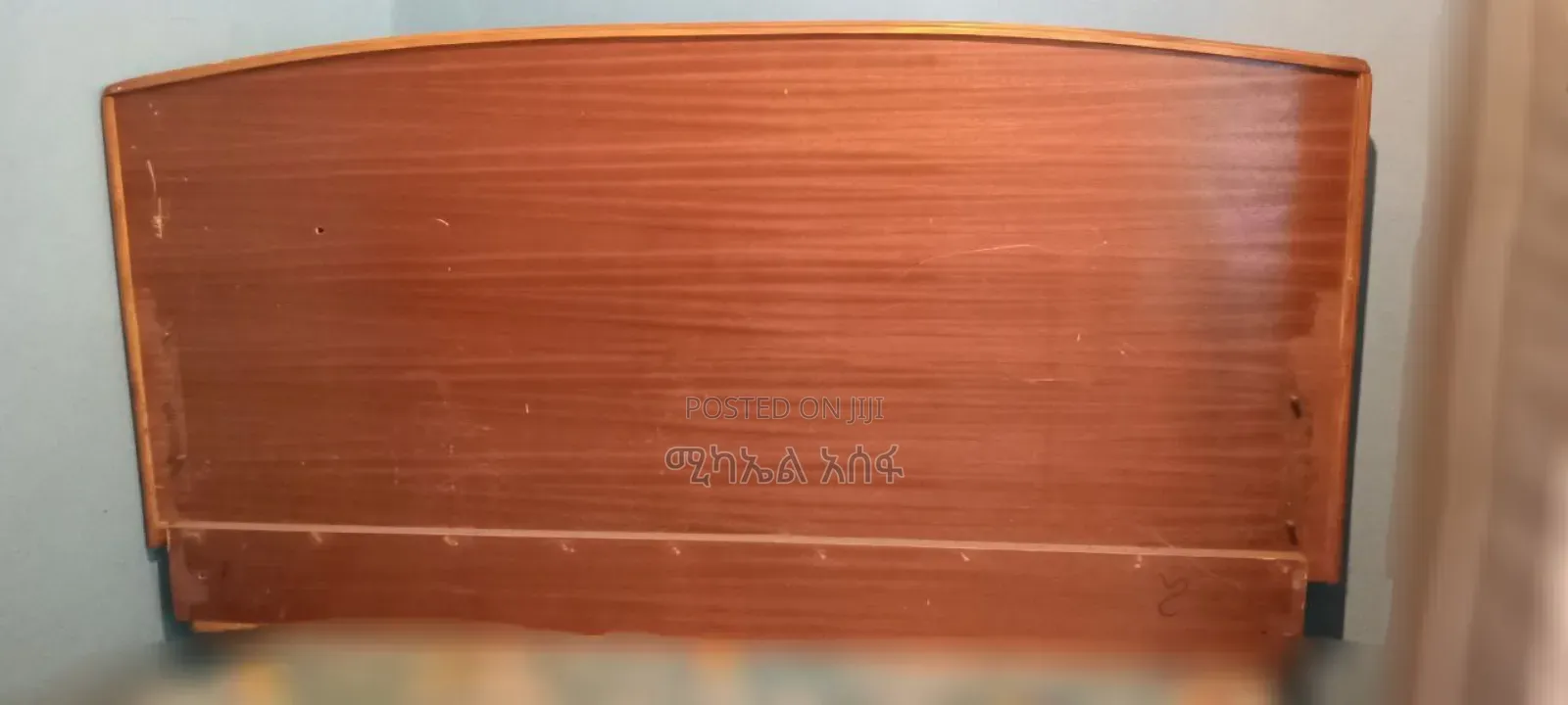 አልጋ 1x80 ከጠንካራ እንጨት የተሰራ