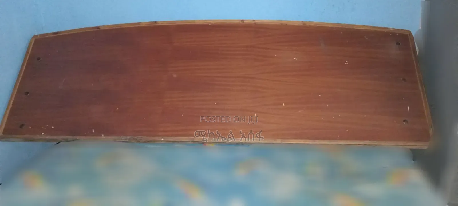 አልጋ 1x80 ከጠንካራ እንጨት የተሰራ