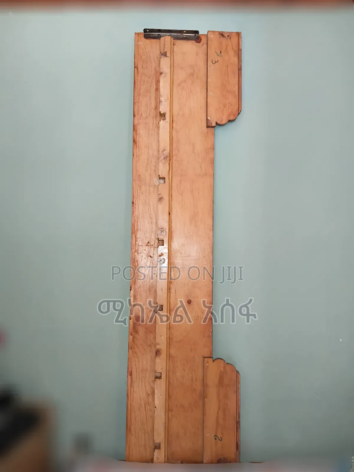 አልጋ 1x80 ከጠንካራ እንጨት የተሰራ