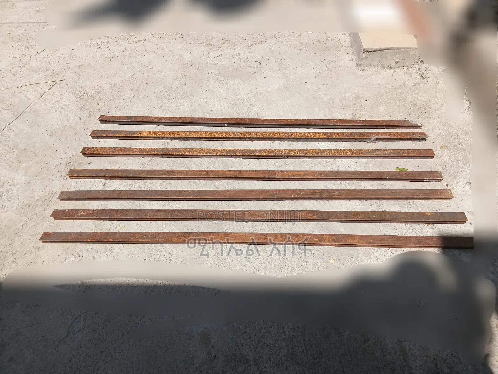 አልጋ 1x80 ከጠንካራ እንጨት የተሰራ