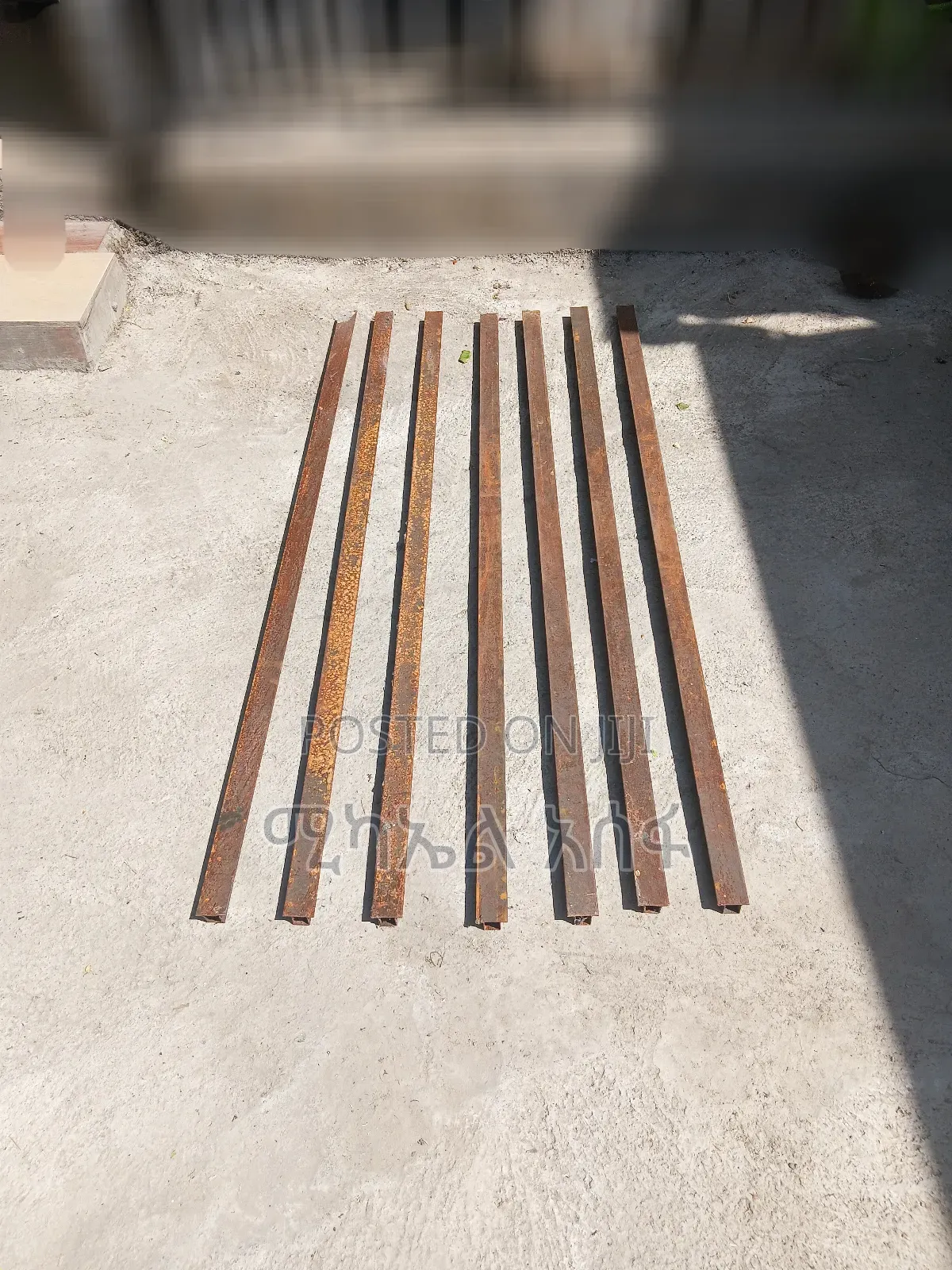 አልጋ 1x80 ከጠንካራ እንጨት የተሰራ