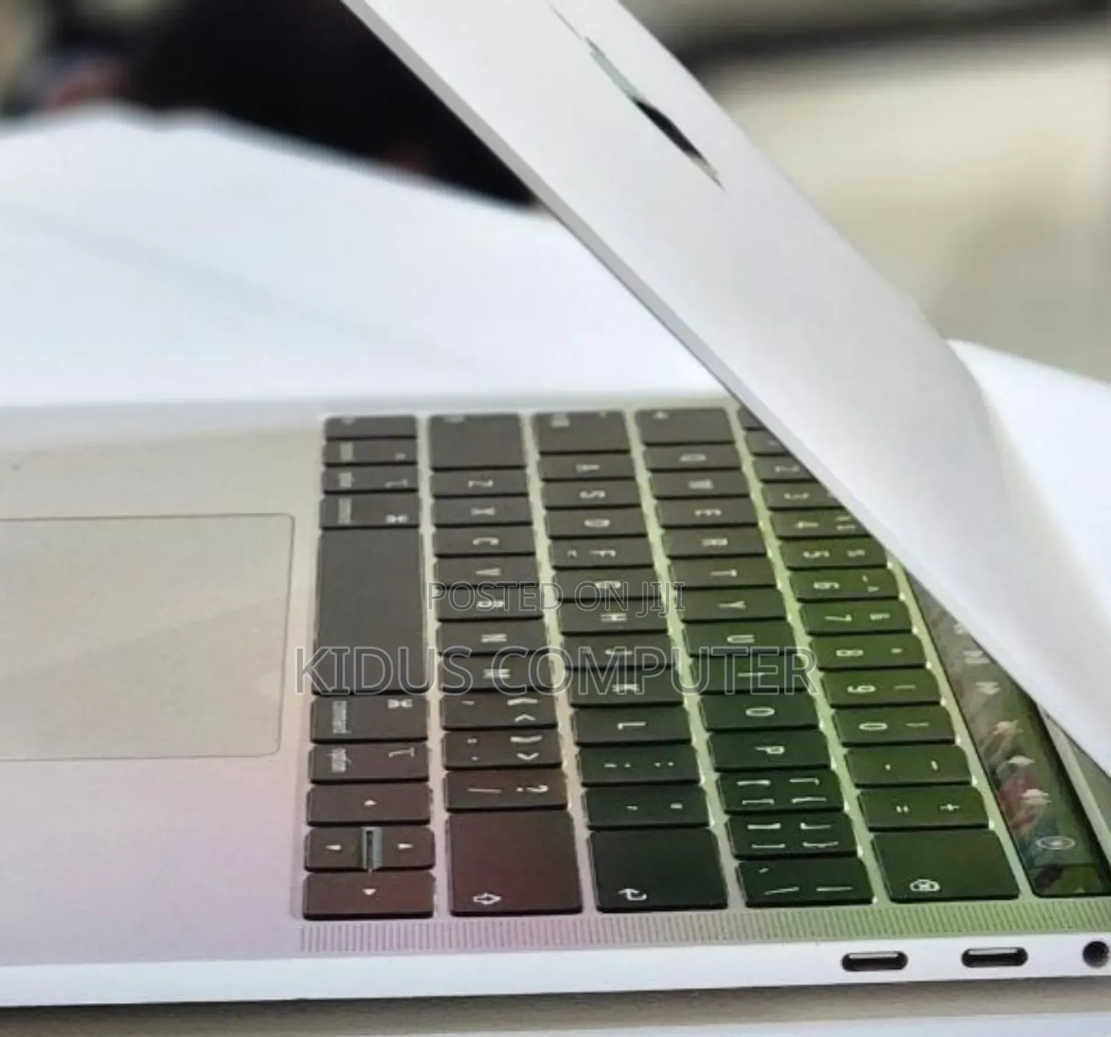 New Laptop Apple MacBook 2018 8GB Intel Core I5 SSD 256GB