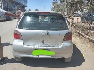 Toyota Vitz 2001 Silver