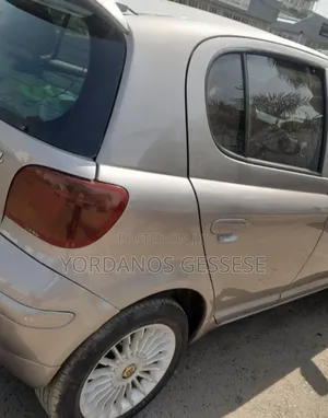 Toyota Vitz 2004 Silver