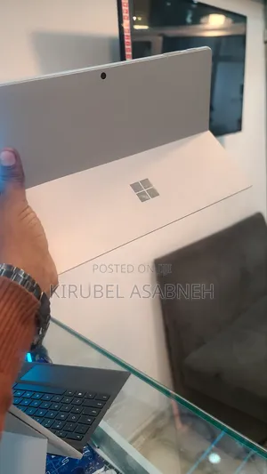 New Laptop Microsoft Surface 8GB Intel Core I7 SSD 256GB