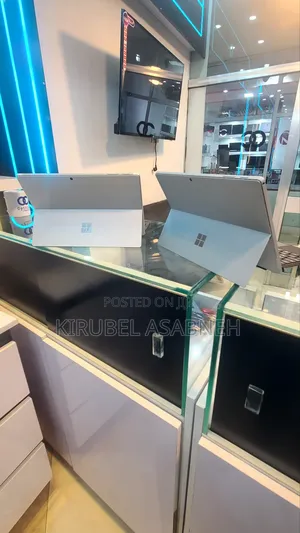 New Laptop Microsoft Surface 8GB Intel Core I7 SSD 256GB