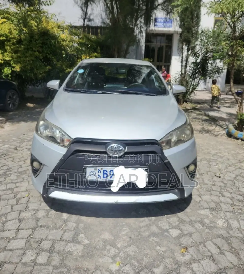 Toyota Yaris SE Hatchback 5dr 2014 Silver