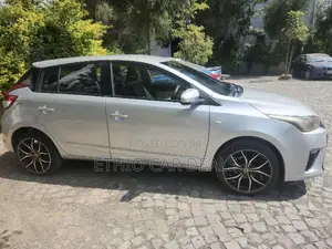 Toyota Yaris SE Hatchback 5dr 2014 Silver