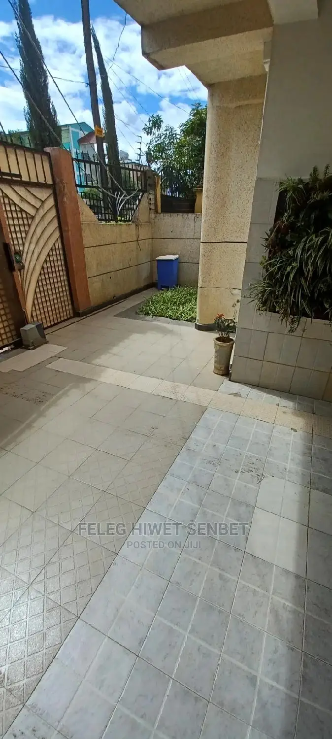 5bdrm House in አአ, Bole for sale