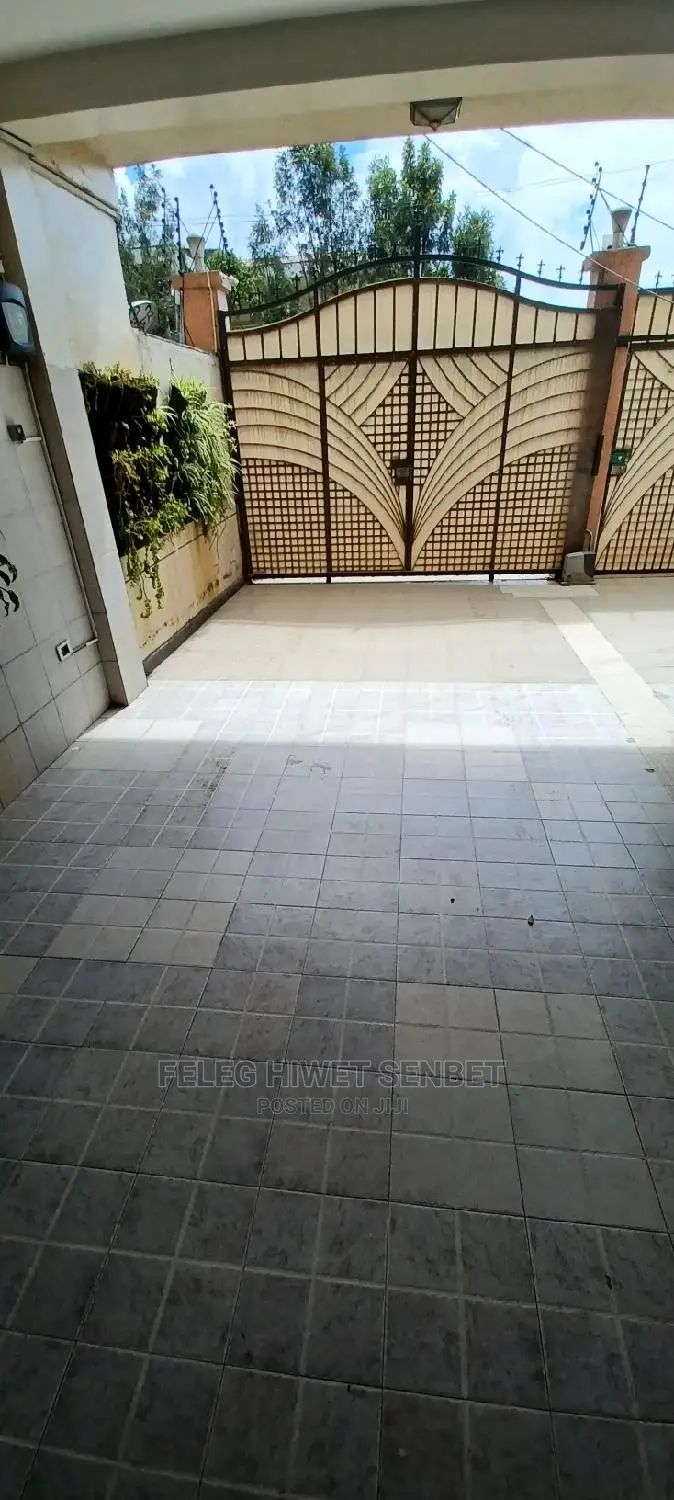 5bdrm House in አአ, Bole for sale